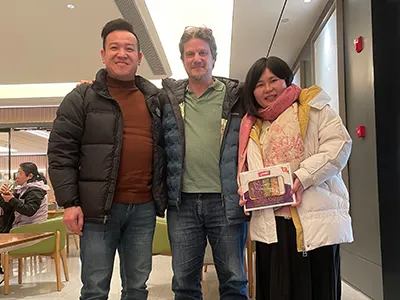 Turkish client on-site consultation for glass perfume bottles